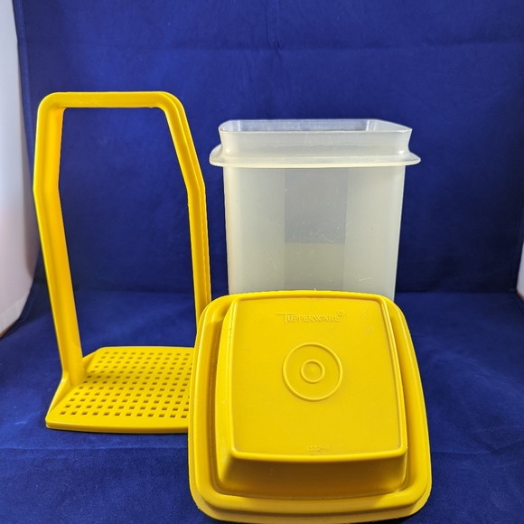 Tupperware Pick-a-Deli Pickle Container Translucent with Yellow Lid - Picture 2 of 5